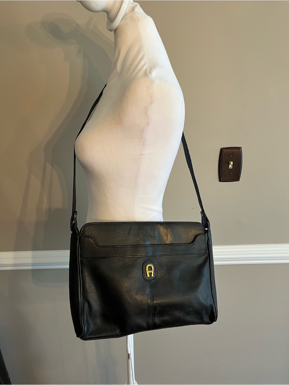 Classic Black Leather Etienne Aigner medium shoulder bag